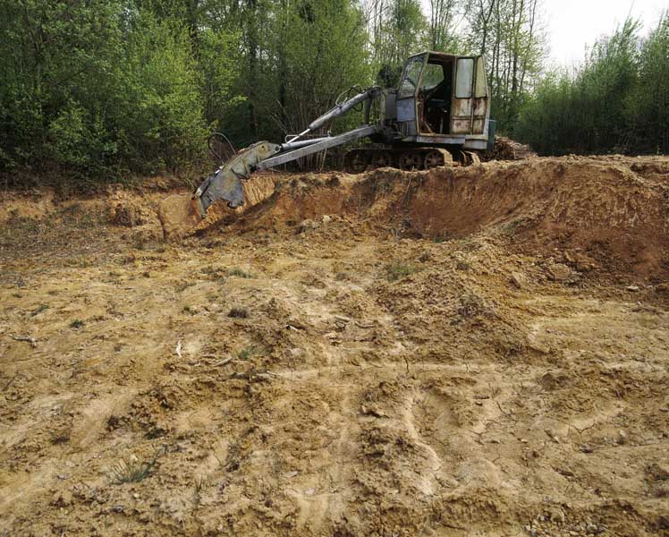 Carrière : extraction de l'argile à la pelleteuse.