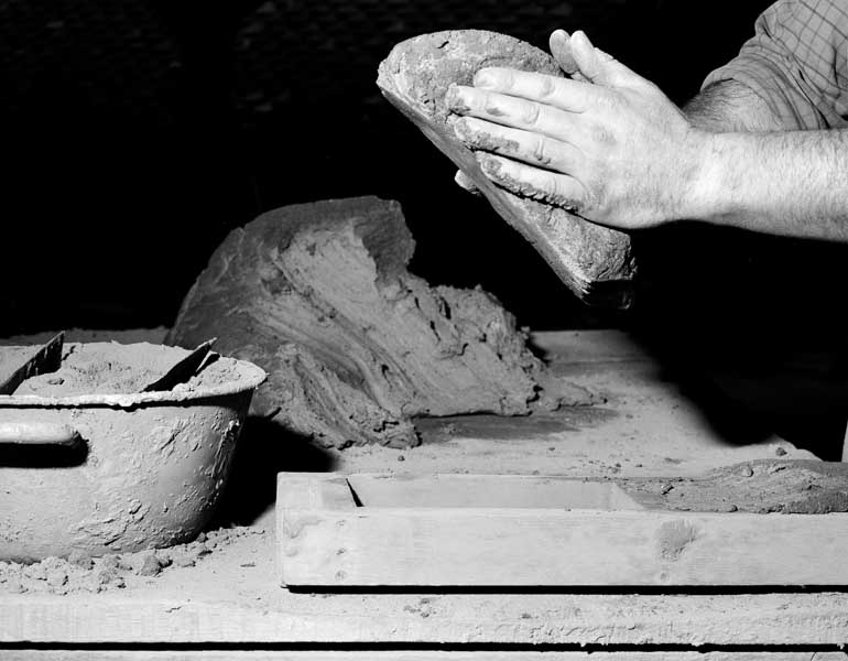 Façonnage manuel des briques : remplissage du moule.