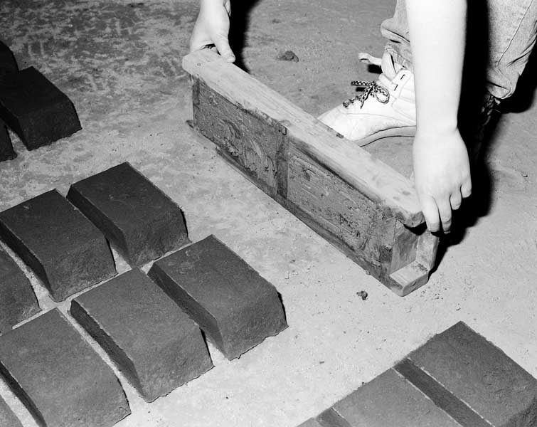 Façonnage manuel des briques : démoulage.