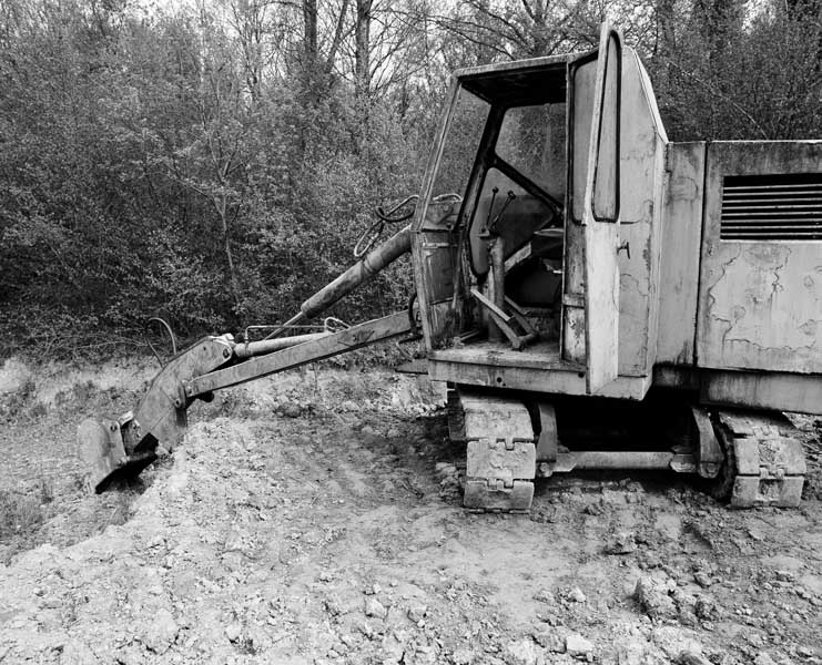 Carrière : extraction de l'argile à la pelleteuse, détail.
