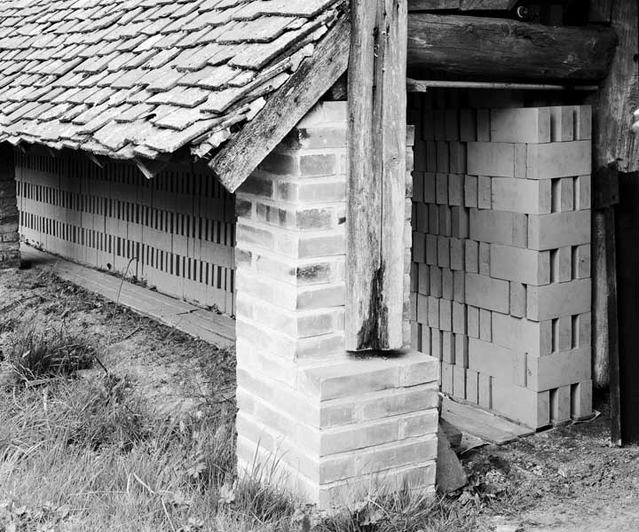 Atelier de fabrication (2), détail : briques disposées en haie pour le séchage.