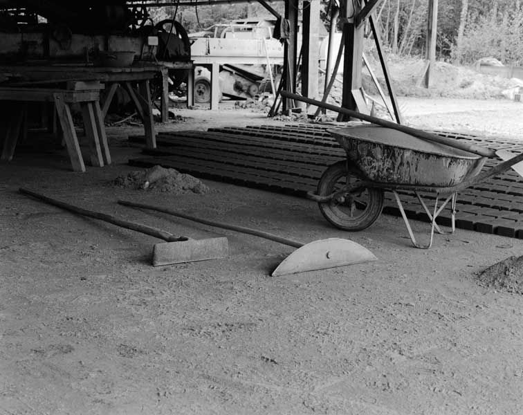 Aire de séchage : rabots servant à étaler la "poudre" ou argile cuite, pour empêcher les briques de coller au sol.