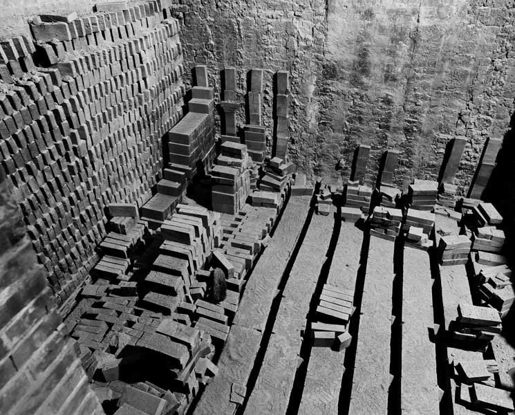 Atelier de fabrication (1), intérieur de la chambre de cuisson du four : sole à claire voie et partie de la charge.