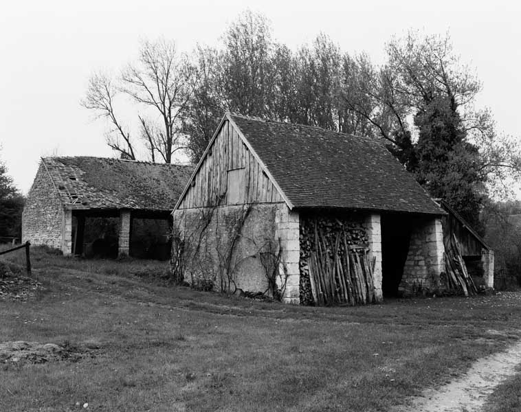 Saint-Mard-de-Réno, les Herbinières, faïencerie : hangars. Vue prise de l'est.