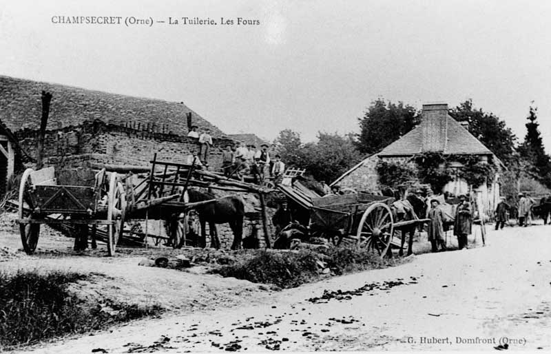 Tuilerie : Champsecret (Orne). La tuilerie. Les fours.- Carte postale, G. Hubert éd., début 20e siècle. (Collection particulière).