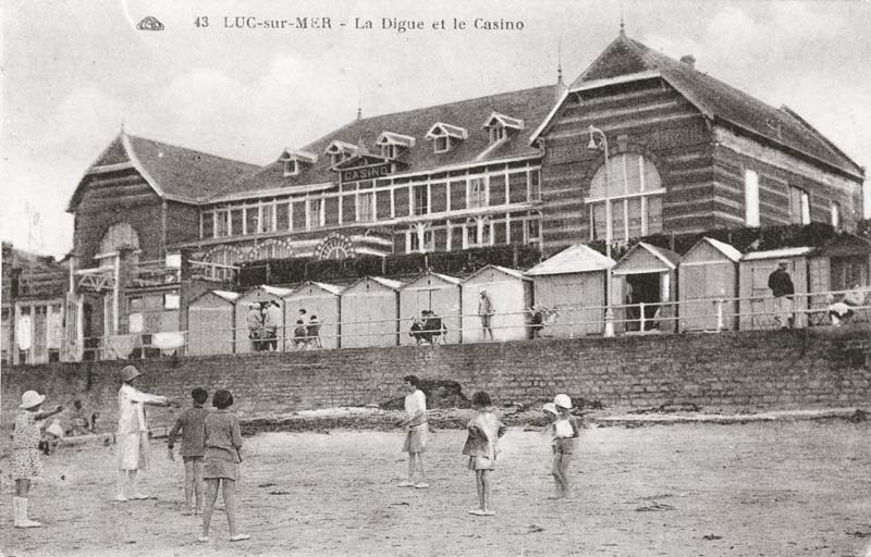 43. Luc-sur-Mer. La Digue et le Casino" [2ème casino dit Le Grand Casino].- Carte postale, CAD Ed., n.d., vers 1920. Reproduction photomécanique, n. et b., 17,7 x 8,8 cm. (Collection particulière).