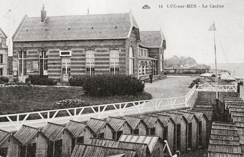 14. Luc-sur-Mer - Le Casino" [2ème casino dit Le Grand Casino].- Carte postale, CAD Ed., n.d., 1er quart du 20e siècle. Reproduction photomécanique, n. et b., 17,7 x 8,8 cm. (Collection particulière).