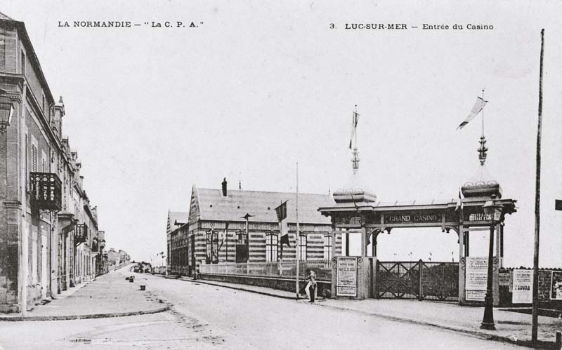 3. Luc-sur-Mer - Entrée du Casino [2ème casino dit Le Grand Casino].- Carte postale, CPA Ed., n.d., 1er quart du 20e siècle. Reproduction photomécanique, n. et b., 17,7 x 8,8 cm. (Collection particulière).