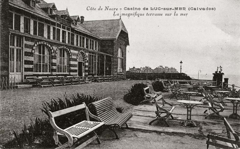 Côte de Nacre - Casino de Luc-sur-Mer (Cavados). La magnifique terrasse sur la mer" [2ème casino dit Le Grand Casino].- Carte postale, n.s., n.d., 1er quart du 20e siècle. Reproduction photomécanique, n. et b., 17,7 x 8,8 cm. (Collection particulière).