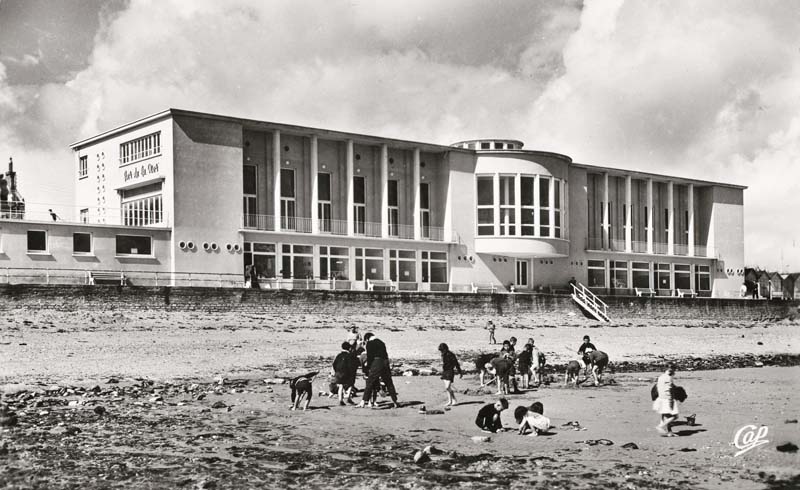 Vue du casino depuis la plage.- Carte postale, CAP Ed., n.d., vers 1960. Reproduction photomécanique, n. et b., 17,7 x 8,8 cm. (Collection particulière).