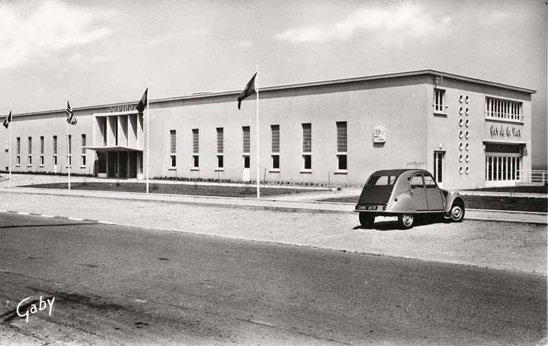 Vue du casino depuis le sud.- Carte postale, Gaby Ed., n.d., vers 1960. Reproduction photomécanique, n. et b., 17,7 x 8,8 cm. (Collection particulière).