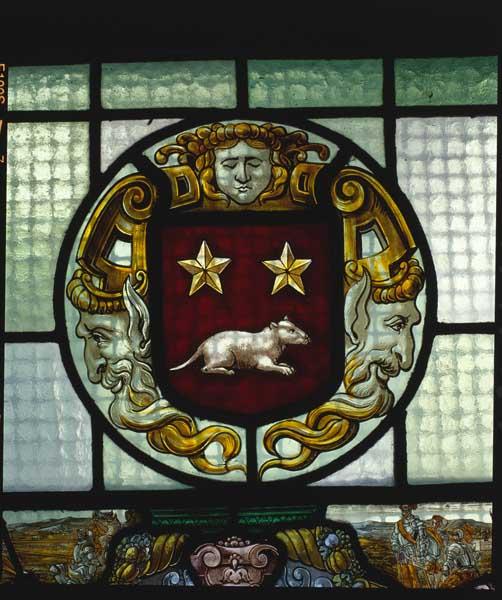Détail de la baie 12, médaillon circulaire de gauche : armoiries comportant un rat et deux étoiles.
