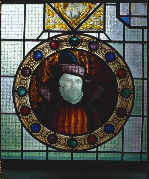 Détail de la baie 11, médaillon circulaire de gauche : portrait d'un homme.