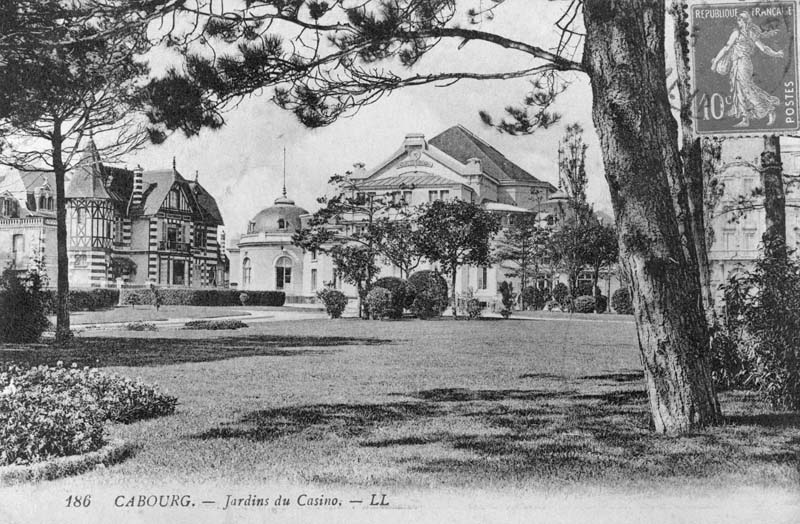 186. Cabourg. - Jardins du Casino. Vue du casino construit en 1908 par les architectes Emile Mauclerc et Viraut. Vue de la façade du côté des jardins. [3e casino].- Carte postale, LL. éd., n.d., après 1908 (Collection particulière Barbier).