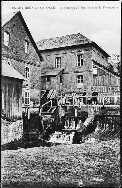Les Authieux-sur-Calonne. Le vannage du moulin et de la fromagerie.- Carte postale, Cl. Ozange, R. Barinier, s.d., début 20e siècle. (Collection particulière P. Coftier).