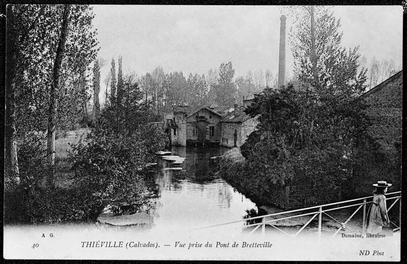 40. Thiéville (Calvados). Vue prise du pont de Bretteville.- Carte postale, Dumaine, s.d., début 20e siècle. (Collection particulière P. Coftier).