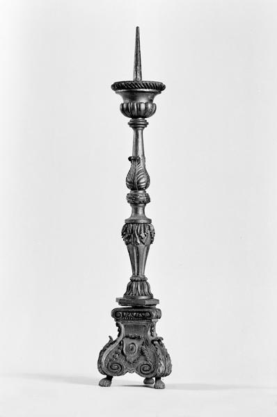 Vue d'ensemble d'un des chandeliers.