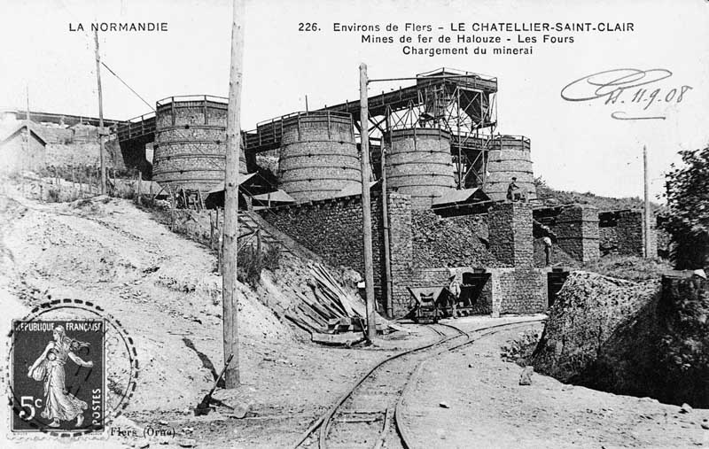 LA NORMANDIE - 226. Environs de Flers - LE CHATELLIER-SAINT-CLAIRMines de fer de Halouze - Les Fours - Chargement du minerai.- Carte postale, vers 1908. (Collection particulière P. Coftier).