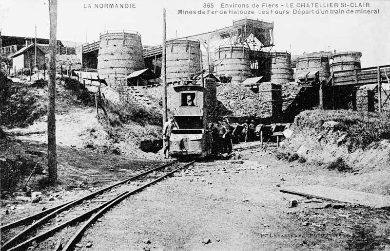LA NORMANDIE. 365 - Environs de Flers - LE CHATELLIER-St-CLAIR - Mines de fer de Halouze - Les Fours - Départ d'un train de minerai.- Carte postale, éd. P. levasseur, s.d., début 20e siècle. (Collection particulière P. Coftier).