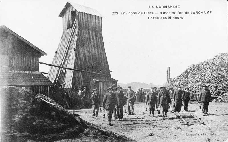 LA NORMANDIE 222. Environs de Flers - Mines de fer de LARCHAMP - Sortie des Mineurs.- Carte postale, éd. Levasseur, début 20e siècle. (Collection particulière P. Coftier).