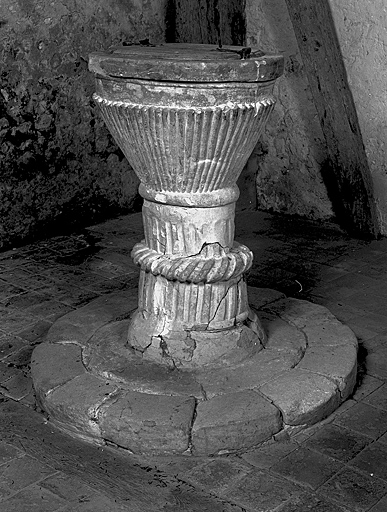Fonts baptismaux et bénitier