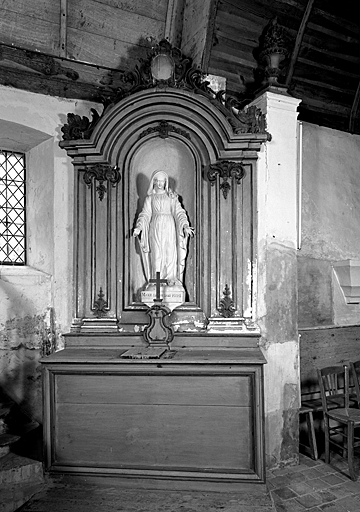 2 autels latéraux ; 2 statues