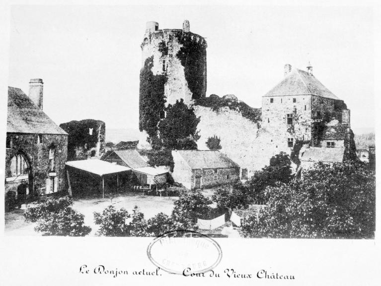 Vue d'ensemble depuis l'intérieur de la basse-cour.- Carte postale, s.d., début 20e siècle (Collection particulière).