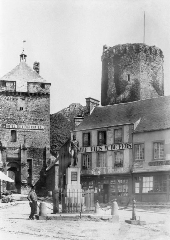 [Vue de la statue du général Le Marois].-  Carte postale, vers 1900. (AD Manche).