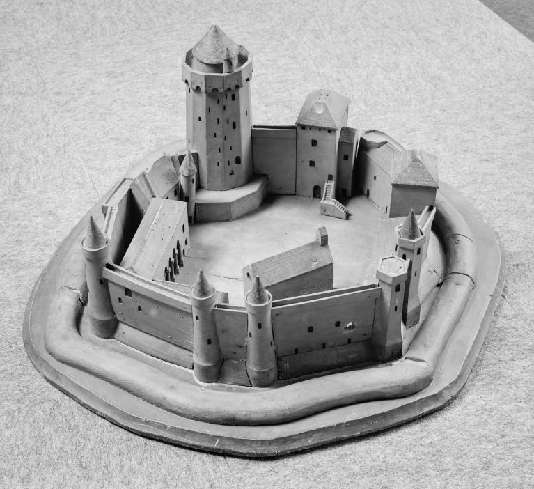 Vue cavalière, côté nord.- Maquette, milieu 19e siècle (Bibliothèque municipale, Valognes. Collection de la Société archéologique de la Manche)