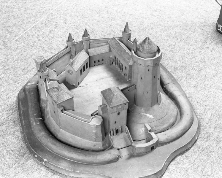 Vue cavalière, côté nord-est.- Maquette, milieu 19e siècle. (Bibliothèque municipale, Valognes. Collection de la Société archéologique de la Manche).