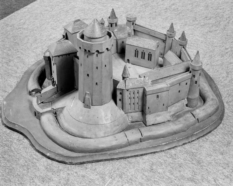 Vue cavalière, côté sud-ouest.- Maquette, milieu 19e siècle (Bibliothèque municipale, Valognes. Collection de la Société archéologique de la Manche)