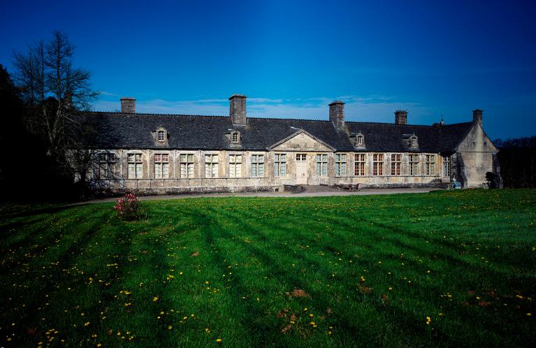 Vue d'ensemble de la façade est.