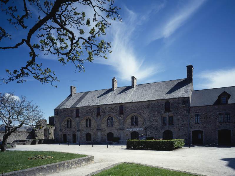 Vue d'ensemble de l'Hôtel du Vieux Château.