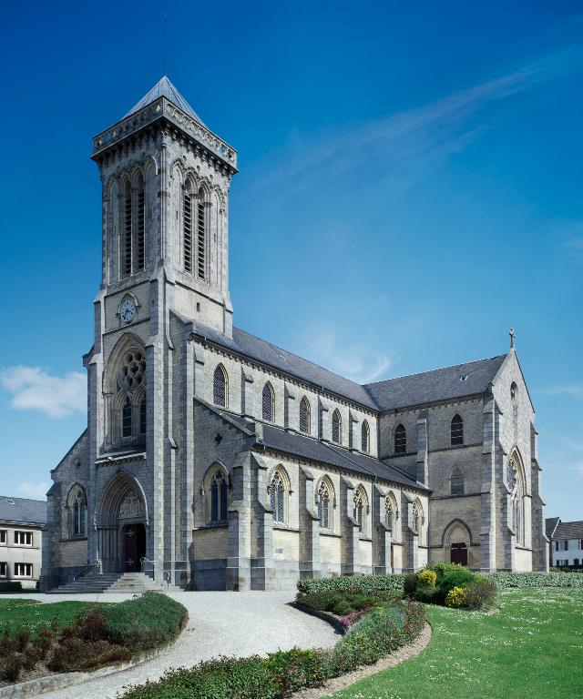 Église Notre-Dame construite par l’architecte Pillioud à la fin du xixe siècle. ; Vue d'ensemble prise de l'ouest.