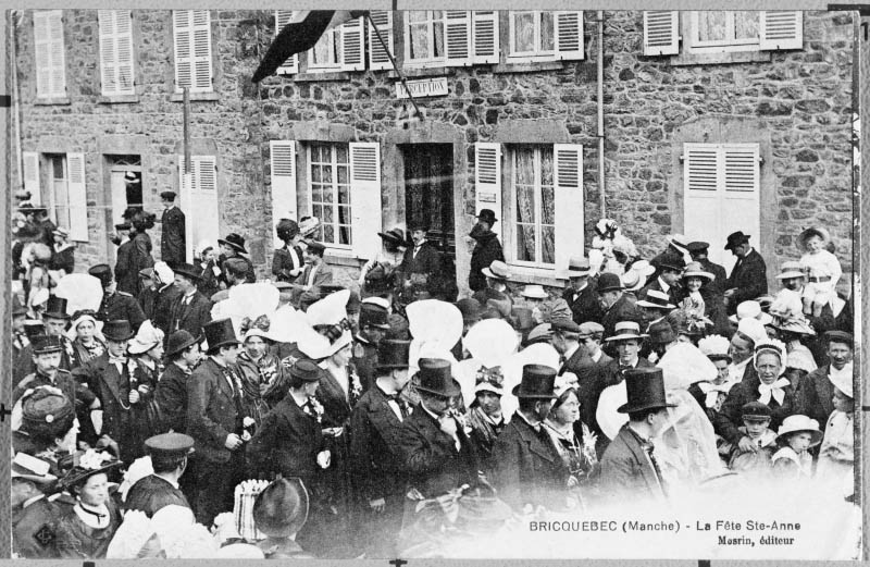 Bricquebec (Manche). La Fête Sainte-Anne.- Carte postale, éd. Mosrin, vers 1900. (Collection particulière).