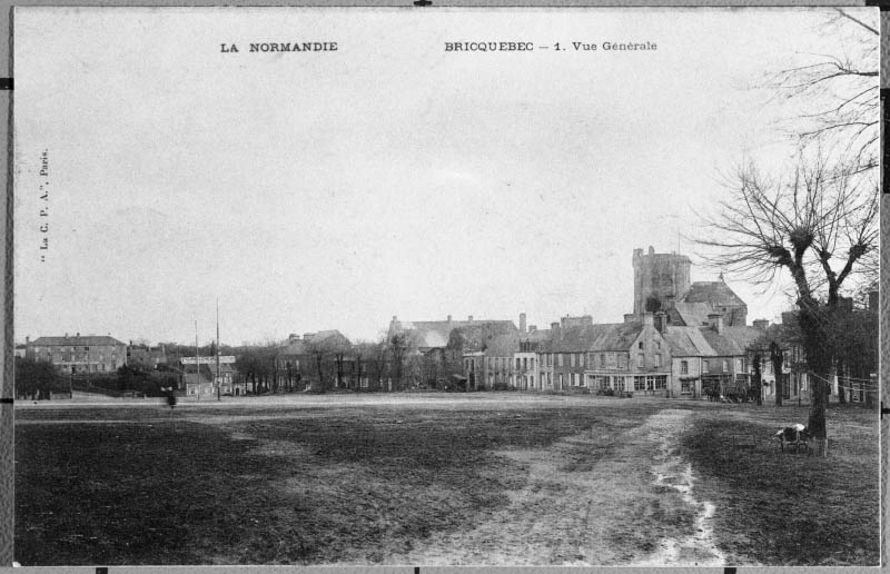 Bricquebec - 1. Vue générale, vue d'ensemble de la place des Buttes.- Carte postale, La CPA, s.d., début 20e siècle. (AD Manche).