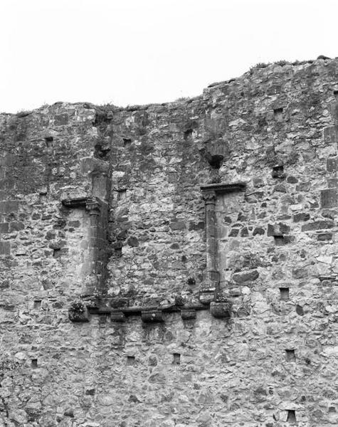 Cheminée d'un bâtiment détruit appuyé à la courtine ouest.