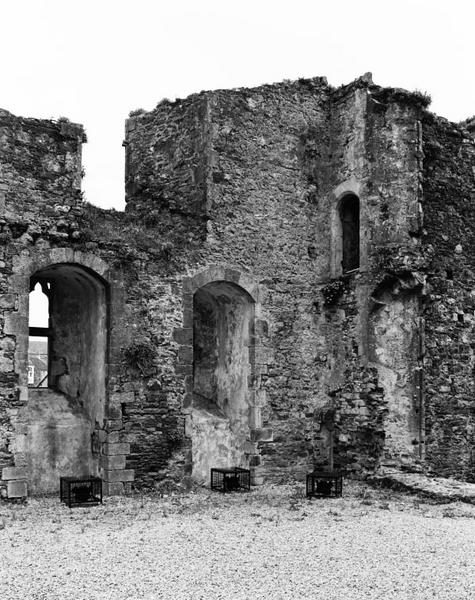 Détail d'un ancien bâtiment adossé contre la courtine nord-est.