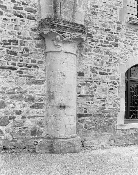 Grande salle de l'ancien logis. Détail d'une colonne.