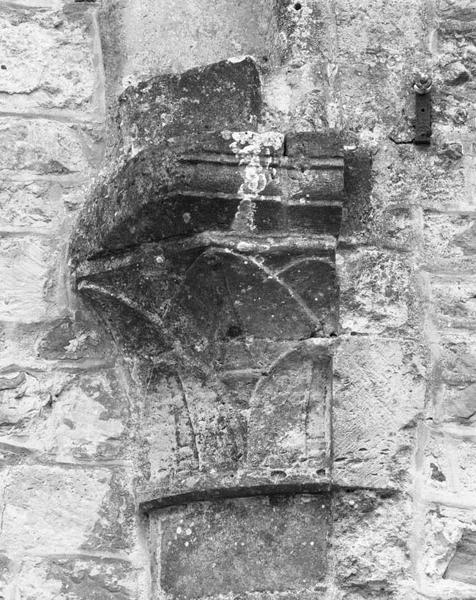 Grande salle de l'ancien logis. Détail d'un chapiteau.