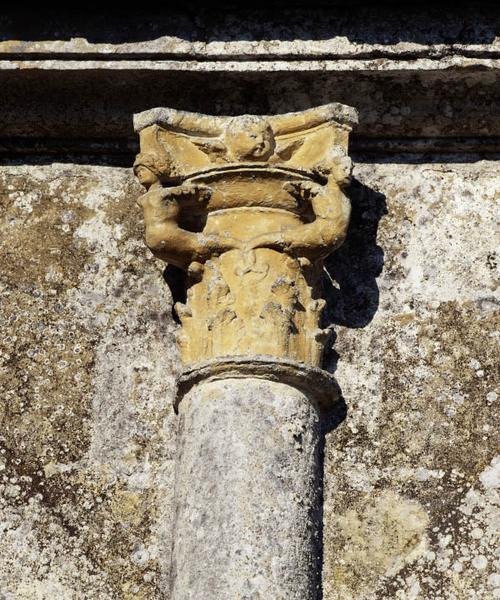 Détail d'un chapiteau de l'ancienne galerie : Tritons et amour.