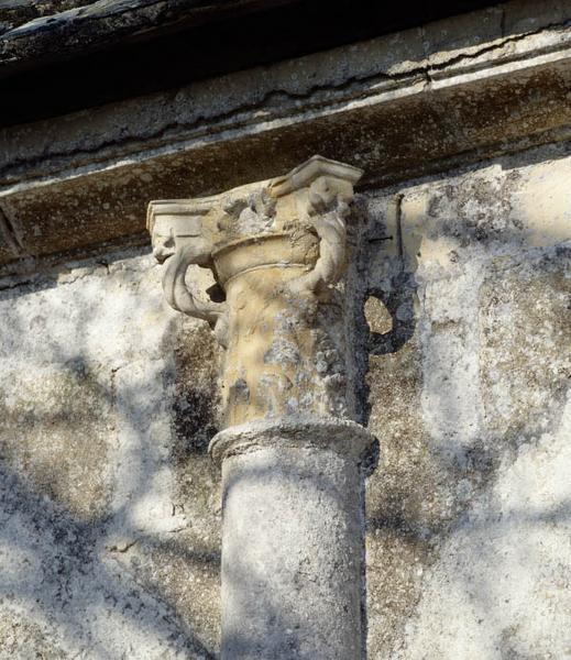 Détail d'un chapiteau de l'ancienne galerie.