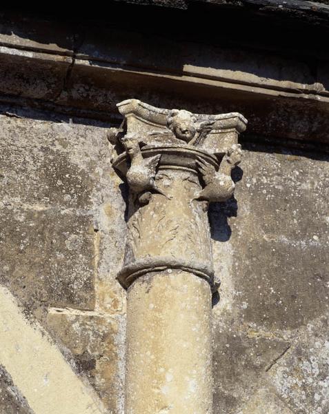 Détail d'un chapiteau de l'ancienne galerie : Chimères et amour.