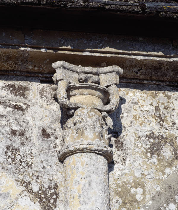 Détail d'un chapiteau de l'ancienne galerie : Cornes et corbeilles de fruits.