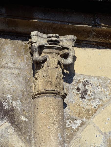 Détail d'un chapiteau de l'ancienne galerie : Acrobates.