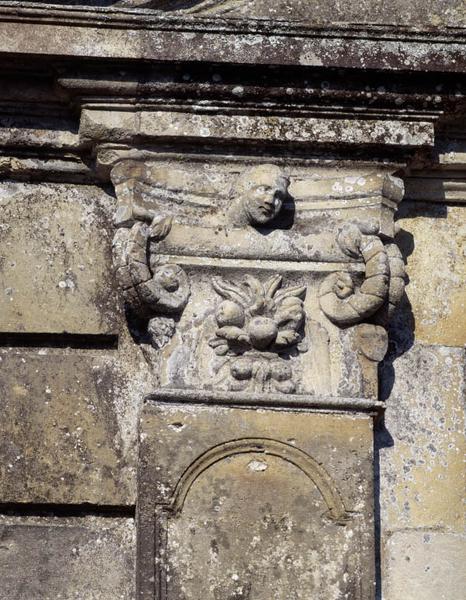 Détail d'un chapiteau (phase II) : Masque d'homme, cornes et corbeille de fruits.