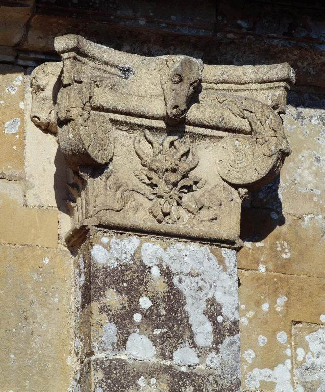 Détail d'un chapiteau (phase II) : Têtes de chevaux, volutes en gaines et bouquet noué.