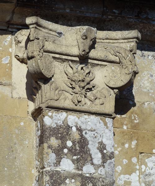 Détail d'un chapiteau (phase II) : Têtes de chevaux, volutes en gaines et bouquet noué.