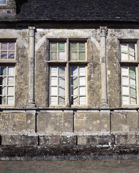 Façade est. Détail d'une travée de l'ancienne galerie ouverte.