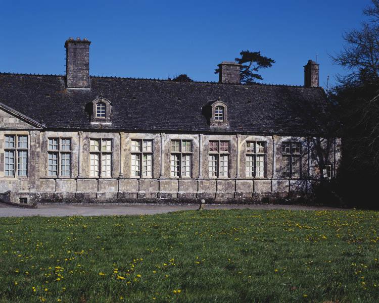 Façade est. Détail des huit travées sud formant initialement la galerie ouverte.